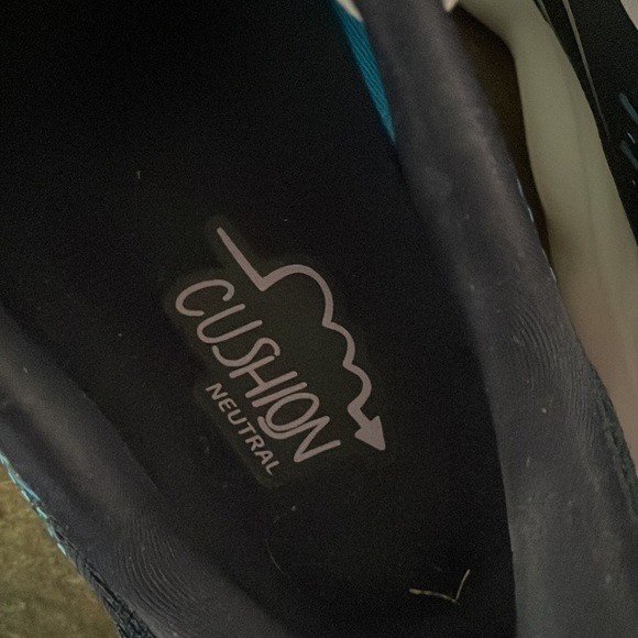 Brooks Athletic Shoes- Cushion Neutral- Navy with Teal dots- size 8 - Picture 9 of 15